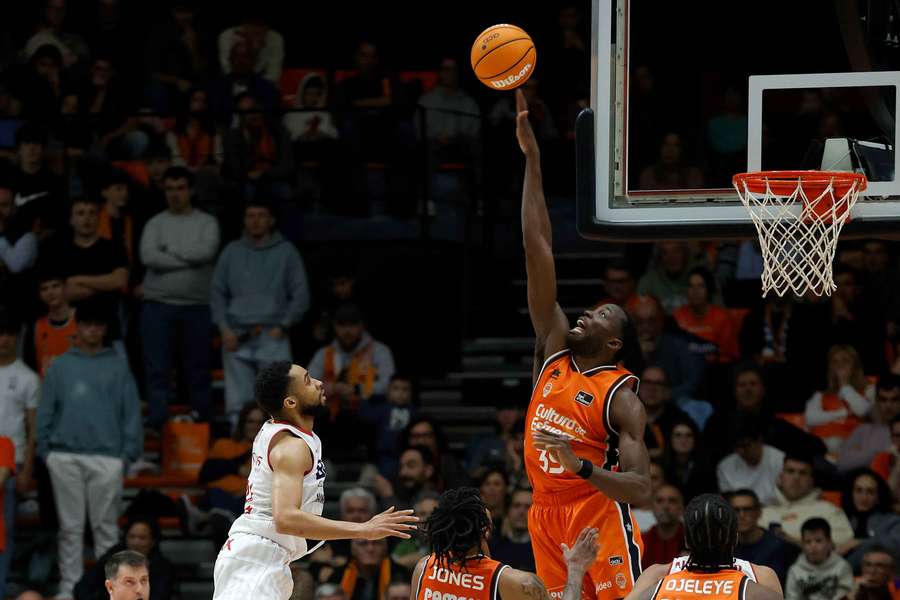 Amida Brimah intenta una de sus especialidades defensivas, el tapón