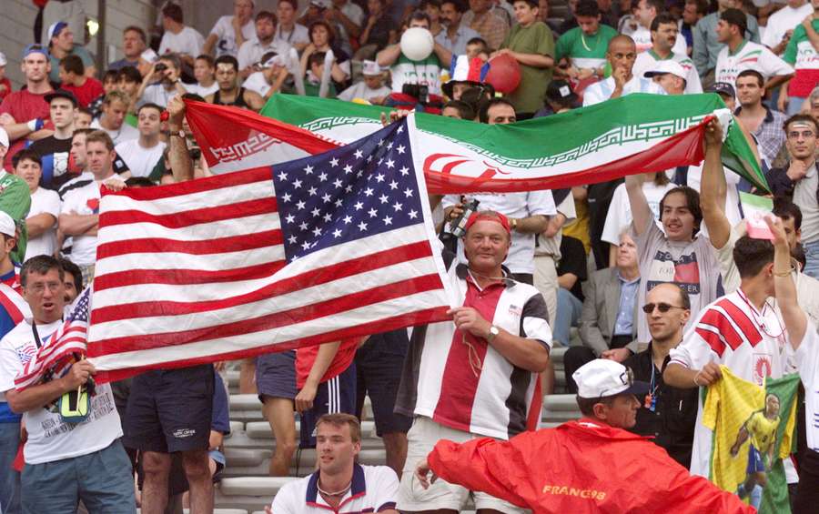 21 giugno 1998, tifosi iraniani e americani insieme sugli spalti durante l'incontro tra le due nazionali