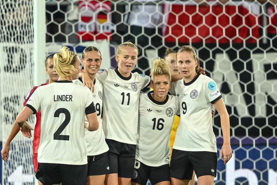 Die Damen feiern ihren Auftaktssieg.
