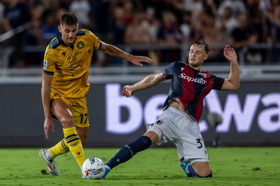 Lorenzo Lucca affronta Sam Beukema durante Bologna-Udinese