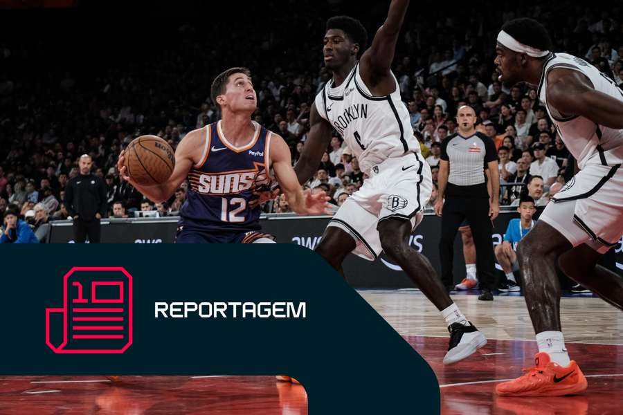 Collin Gillespie guarda a bola perante a pressão de Drake Powell durante o segundo jogo entre Phoenix Suns e os Brooklyn Nets na Arena do Venetian