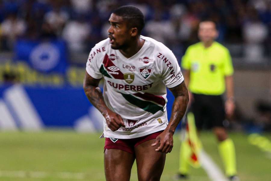 Douglas Costa teve passagem apagada pelo Fluminense