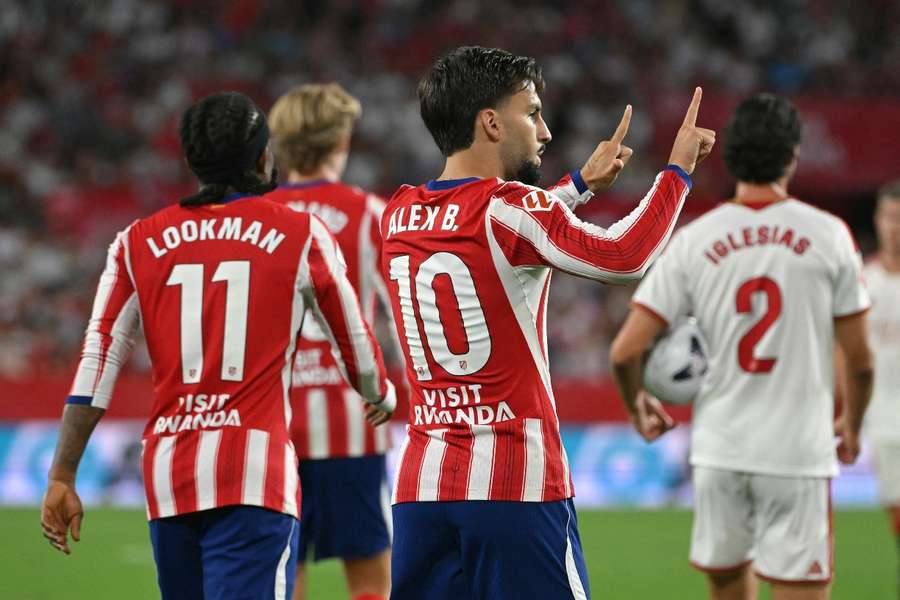 Álex Baena celebra um dos seus dois golos no Pizjuán Álex Baena celebra um dos seus dois golos no Pizjuán