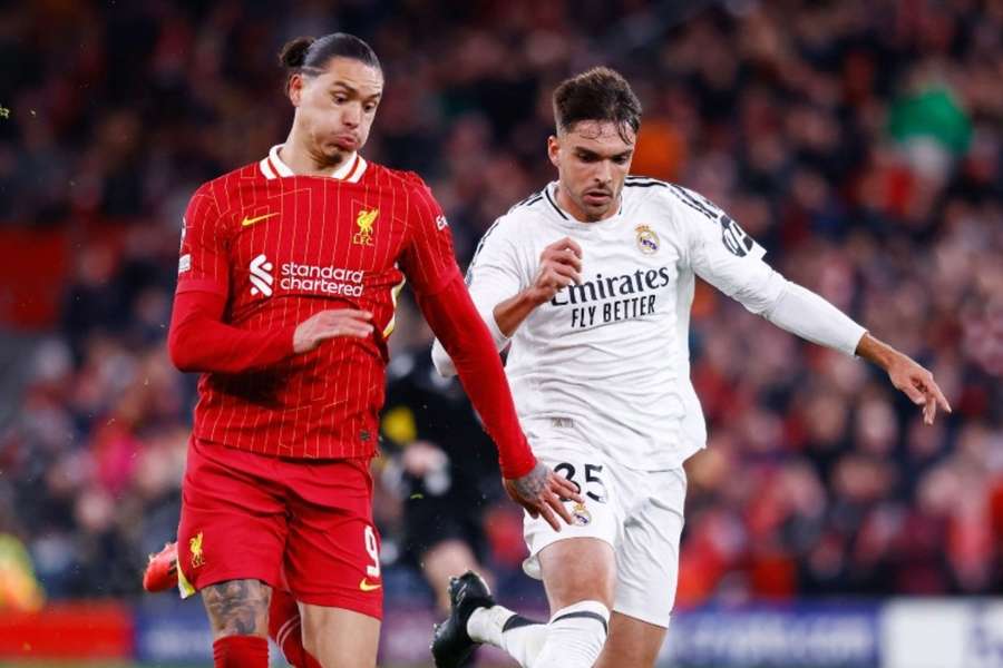 Raúl Asencio, na frente de Darwin Núñez, atacante do Liverpool