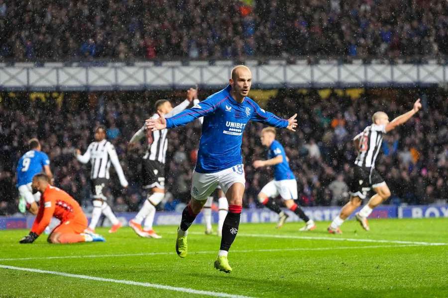 Vávclav Černý rozhodl o výhře Rangers nad St. Mirren gólem na 2:1.