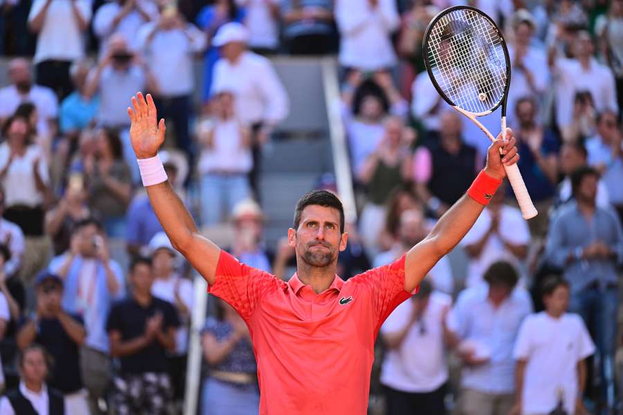 Super Nole celebra a vitória na quadra Philippe-Chatrier