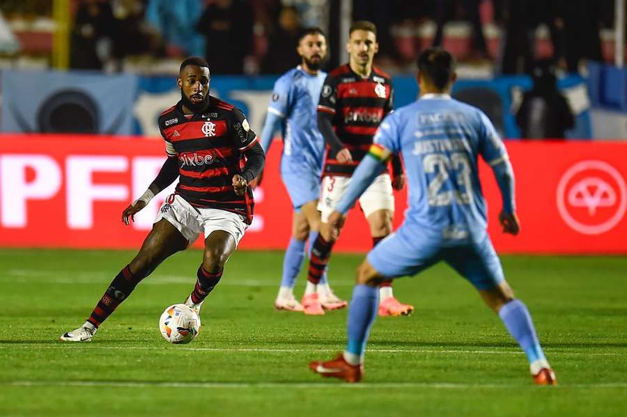 Gerson perdeu boa chance no primeiro tempo