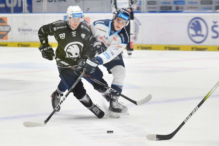 Plzeňský Adrián Holešinský a Jaromír Pérez z Liberce v zápase 26. kola extraligy.