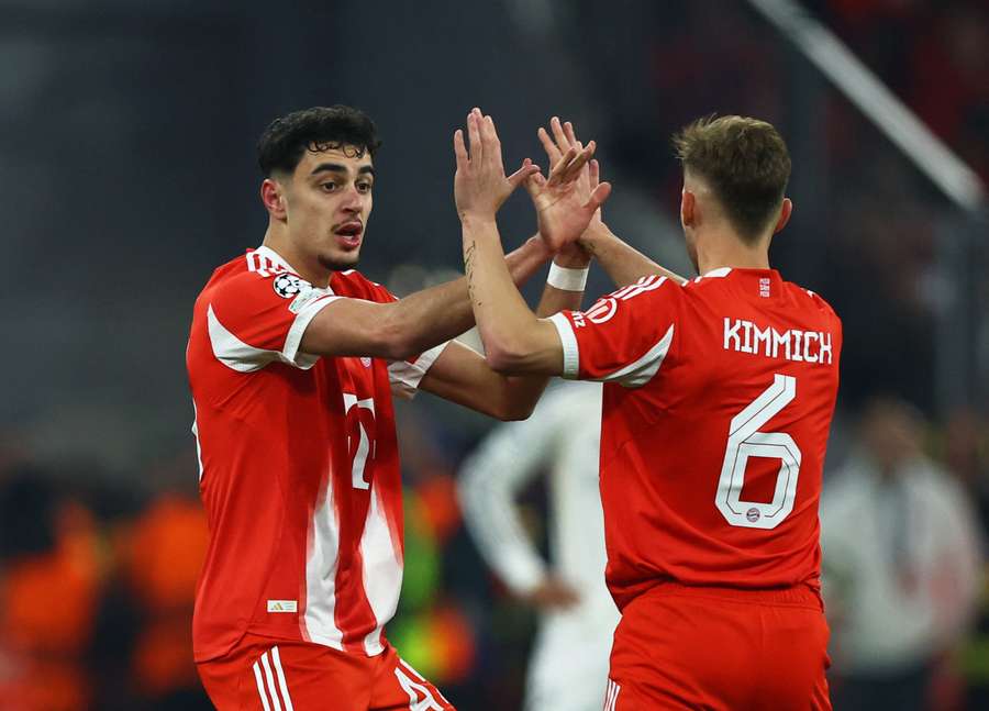 Pavlovic festeggia il gol con Kimmich, autore dell'assist