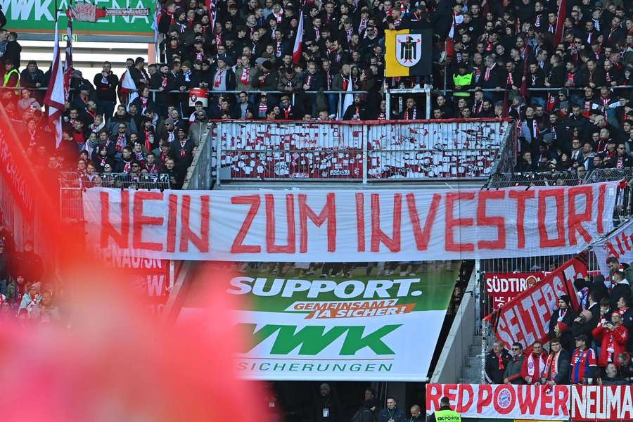 Fanii din Augsburg au protestat în weekend împotriva acordului de investiții al DFL, acum anulat