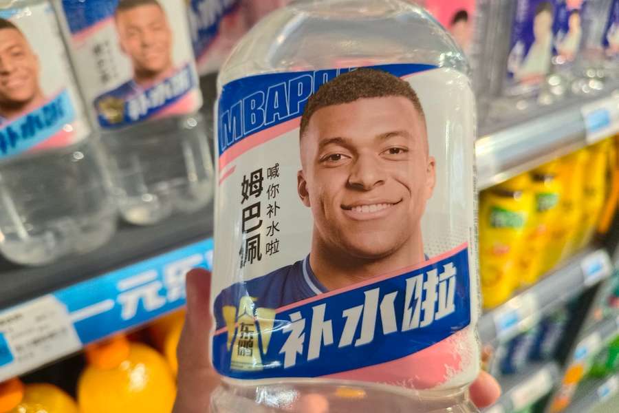 La marca de bebidas china Eastroc, con la imagen de Mbappé