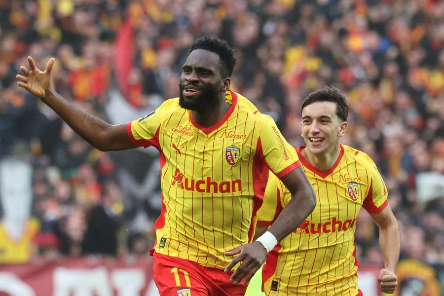 L’attaquant lensois Odsonne Edouard célèbre son but avec Andrija Bulatovic lors du match de Ligue 1 entre Lens et Monaco, au stade Bollaert-Delelis, le 21 février 2026.
