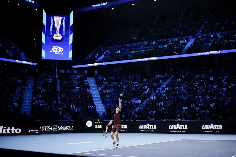 Jannik Sinner servește în meciul cu Felix Auger Aliassime