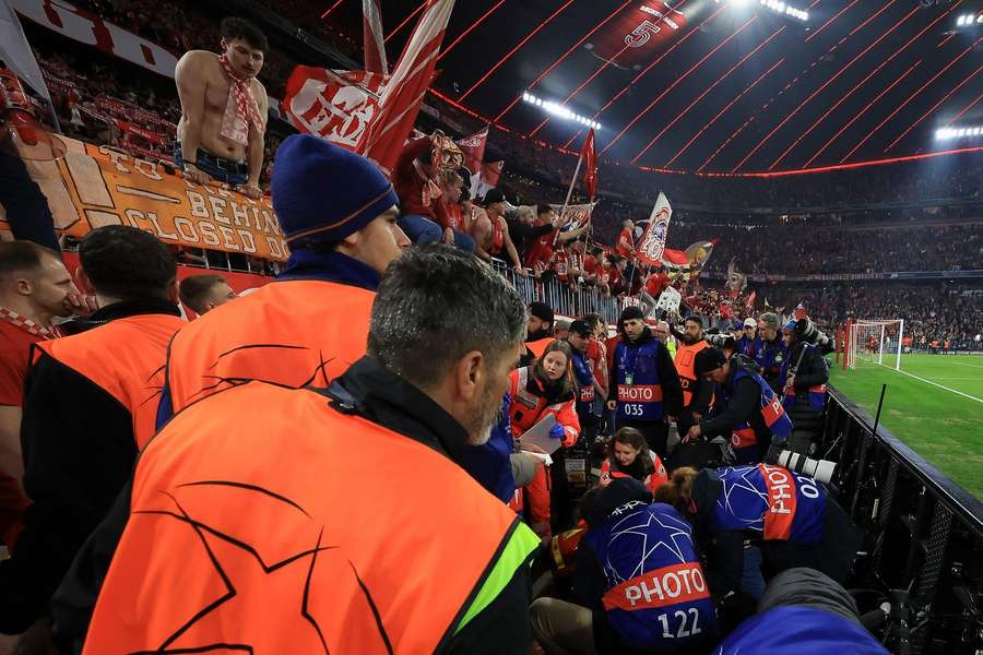 Mehrere Fotografen mussten nach Bayerns Siegtreffer behandelt werden.