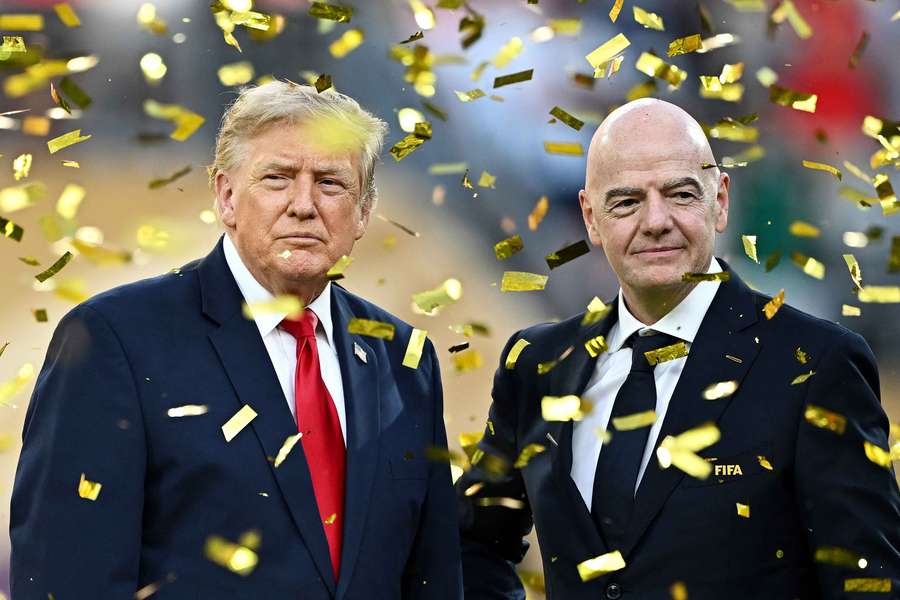 Infantino a Trump pri odovzdávaní trofeje majstrom sveta.