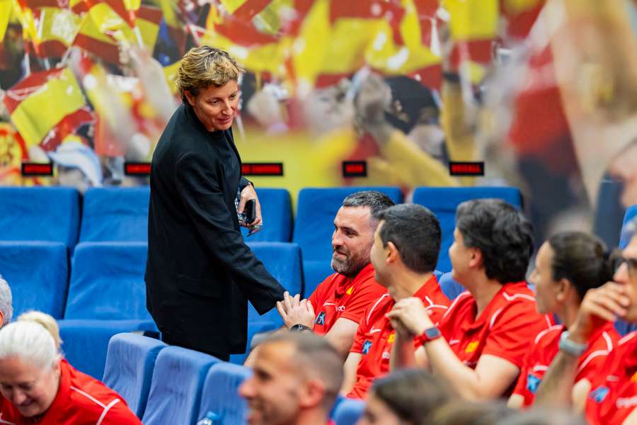 Elisa Aguilar saluda a algunos técnicos