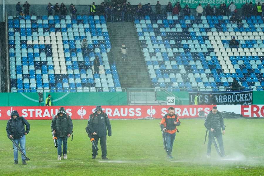 Da halfen auch die Laubbläser nicht: Das Spiel in Saarbrücken wurde abgesagt.