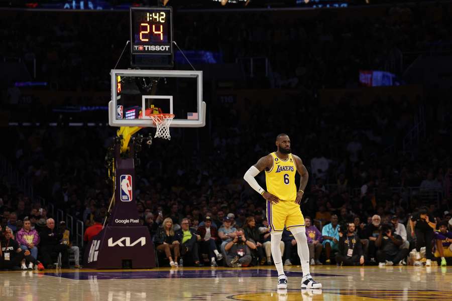 LeBron James, com o 6 na sua camisola