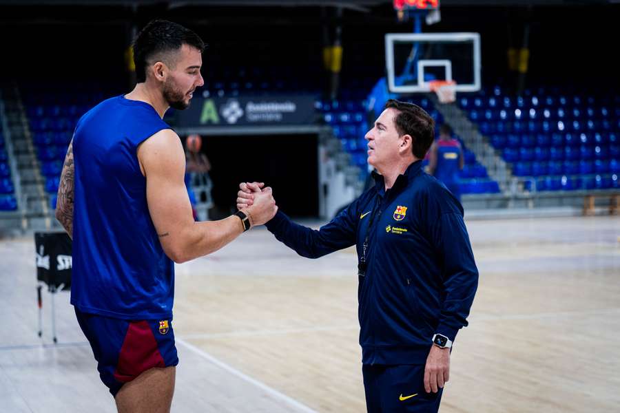Xavi Pascual saluda a Willy Hernangómez