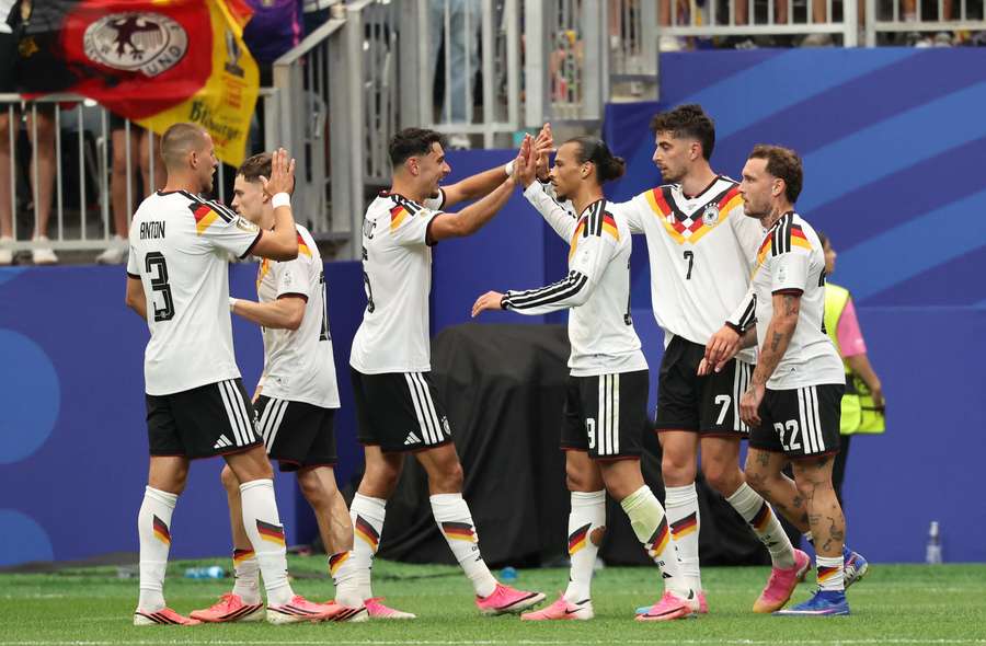Auch nach dem siebten Tor gratulierte noch jeder Torschütze Havertz