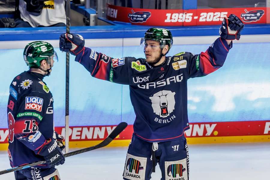 Leo Pföderl (r.) und die Eisbären haben auch Spiel 2 der DEL-Finals für sich entschieden.