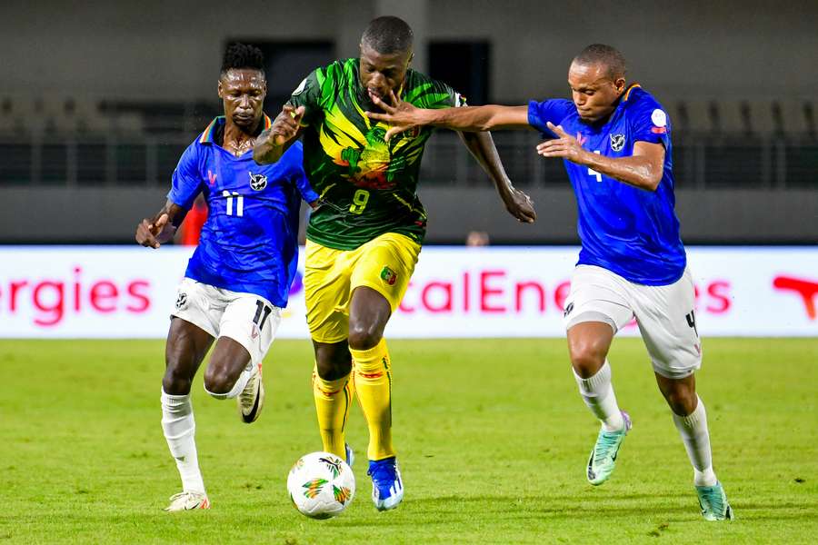 Mali's Ibrahim Sissoko (C) fights for the ball with Namibia's Absalom Iimbondi