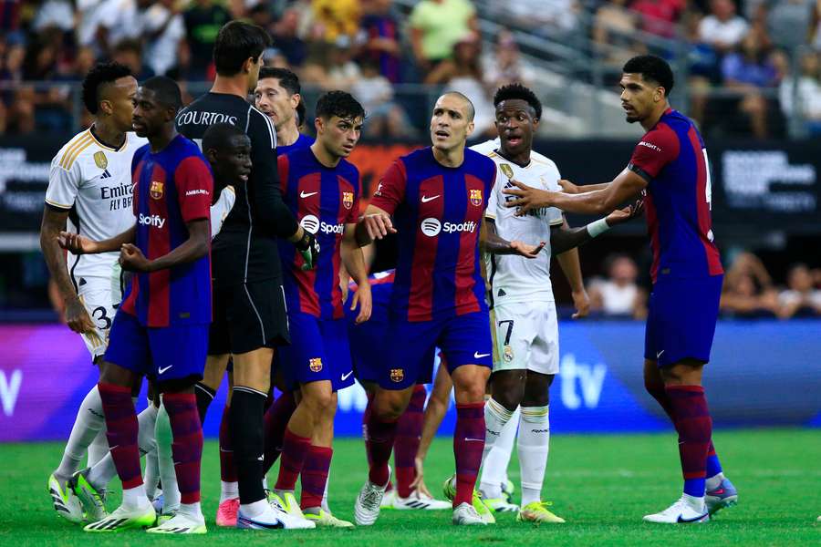 Šarvátka během přípravného duelu mezi Barcelonou a Realem Madrid.