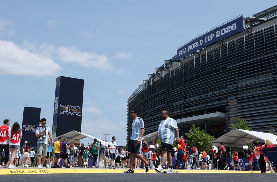 I tifosi fuori lo stadio I tifosi fuori lo stadio