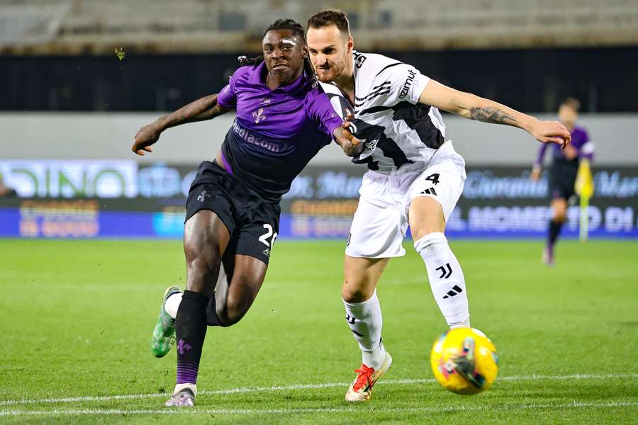 Moise Kean contra Federico Gatti no Fiorentina-Juventus
