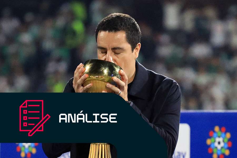 Efraín Juárez beija o seu último troféu com o Atlético Nacional.