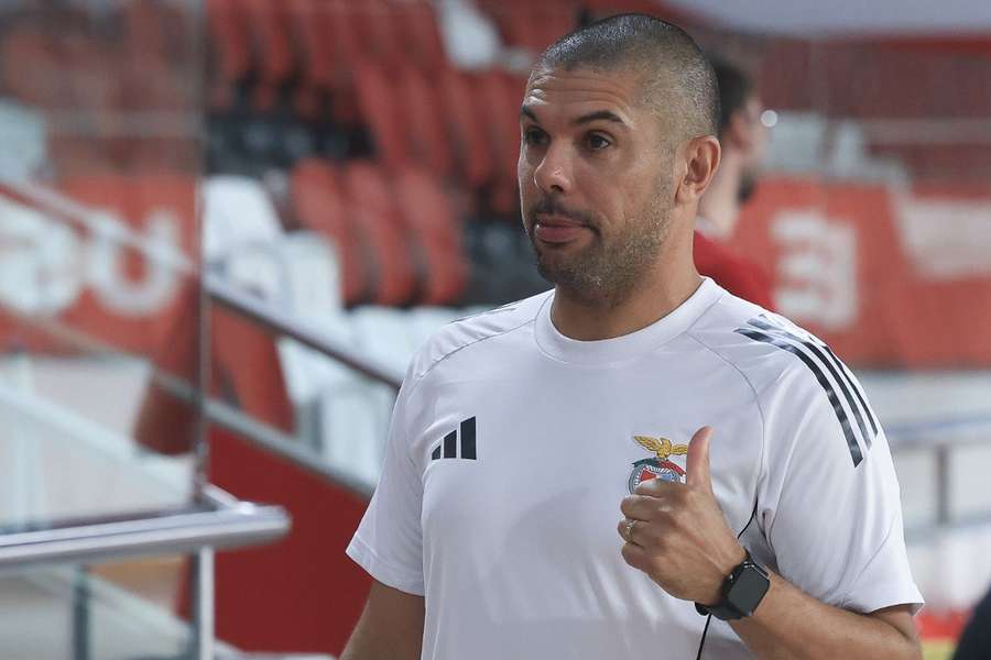 Paulinho Roxo deixa comando técnico do Benfica Paulinho Roxo deixa comando técnico do Benfica