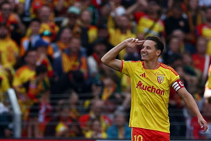 Florian Thauvin saluant le public de Bollaert ce samedi. Florian Thauvin saluant le public de Bollaert ce samedi.