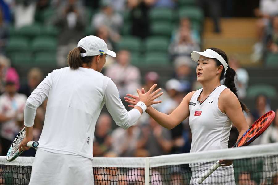 Iga Swiatek venceu Lin Zhu em dois sets