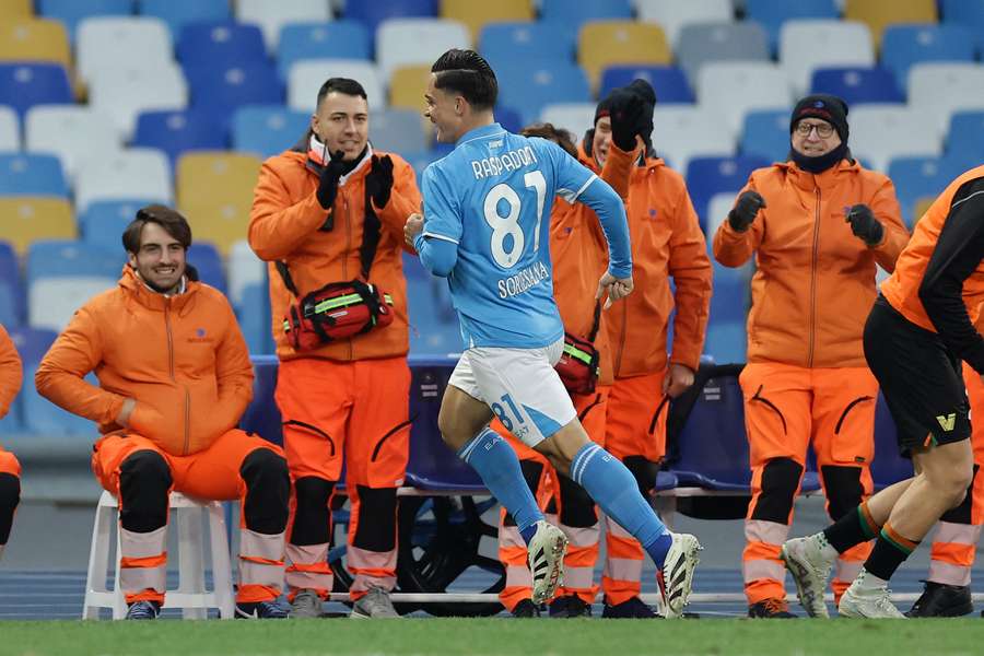 Raspadori célébrant le but de la victoire.