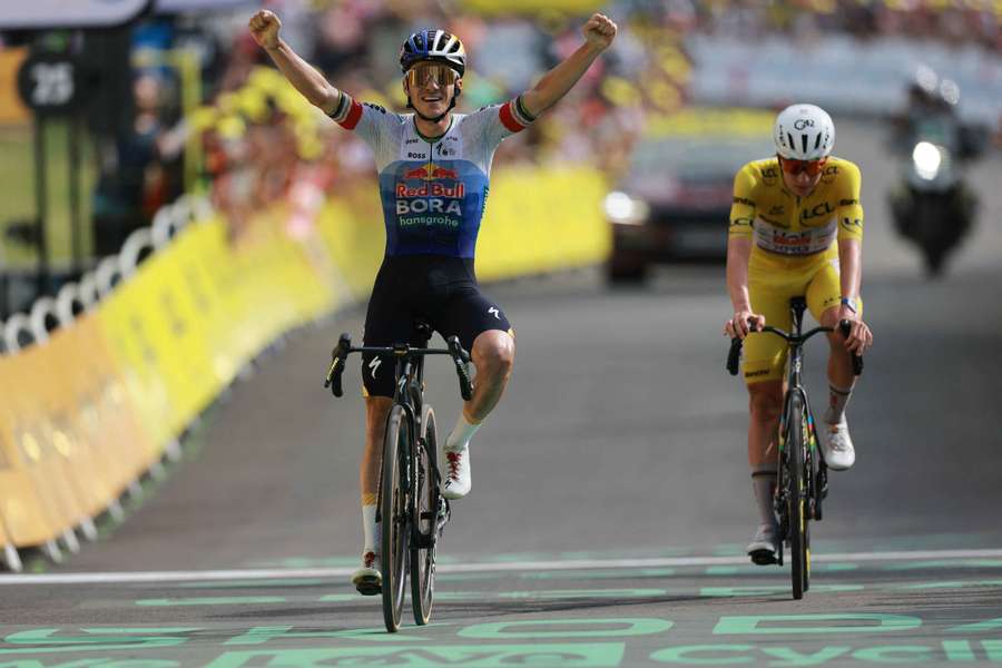 Evenepoel sa raduje v cieli po víťazstve pred Pogačarom. Evenepoel sa raduje v cieli po víťazstve pred Pogačarom.