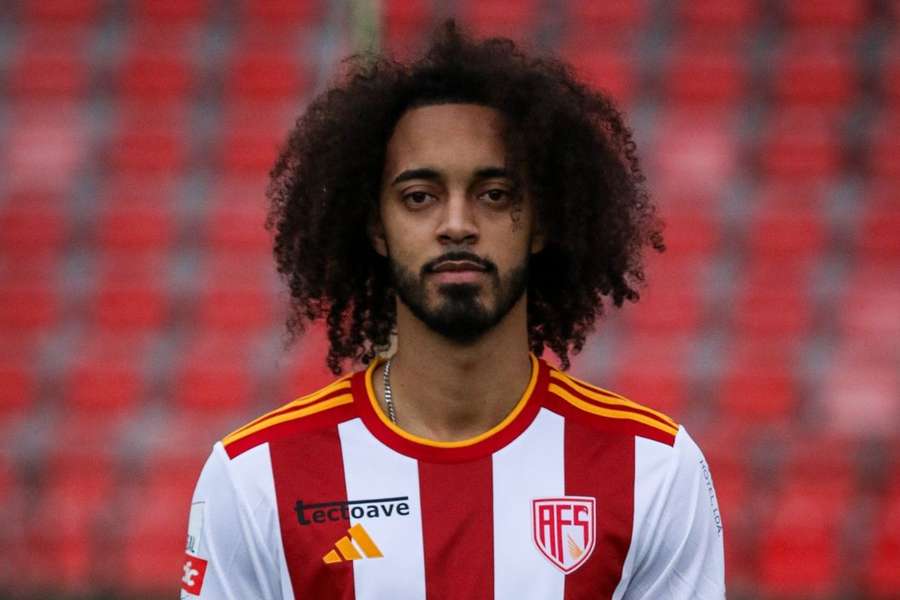 Tomás Tavares reforça a lateral direita do AVS