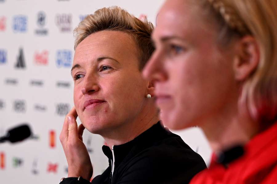 Bev Priestman (L) and speler Sophie Schmidt op de persconferentie