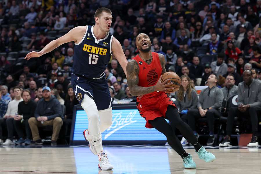 Jokic e Lillard duelaram nesta terça-feira (17) e o sérvio do Denver Nuggets levou a melhor