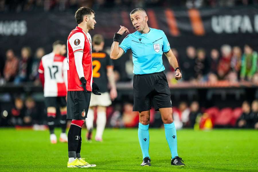 Două brigăzi de arbitri din România în play-off-ul din cupele europene