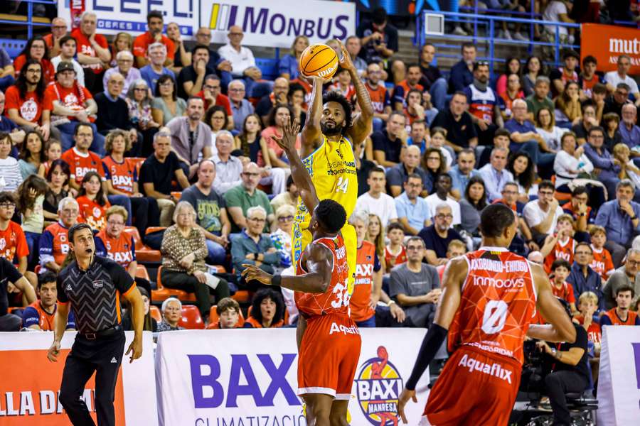 Angola lanza de tres en el Manresa-Gran Canaria