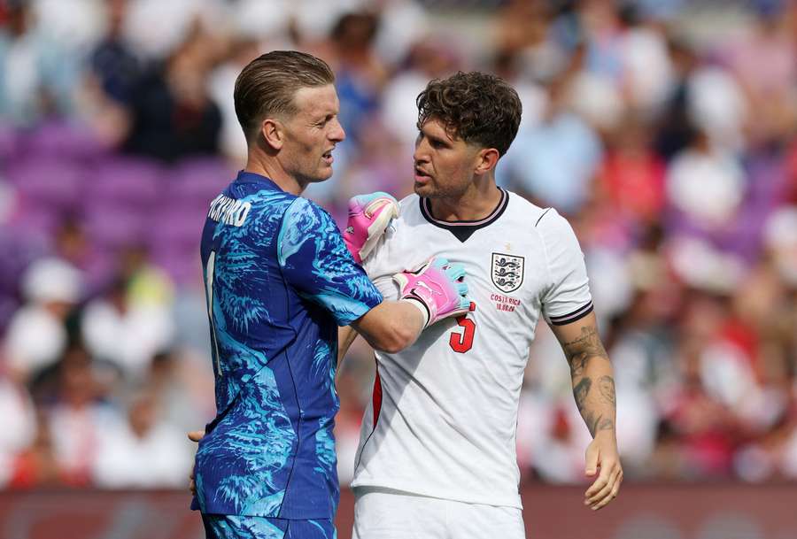 Jordan Pickford e John Stones, da Inglaterra Jordan Pickford e John Stones, da Inglaterra