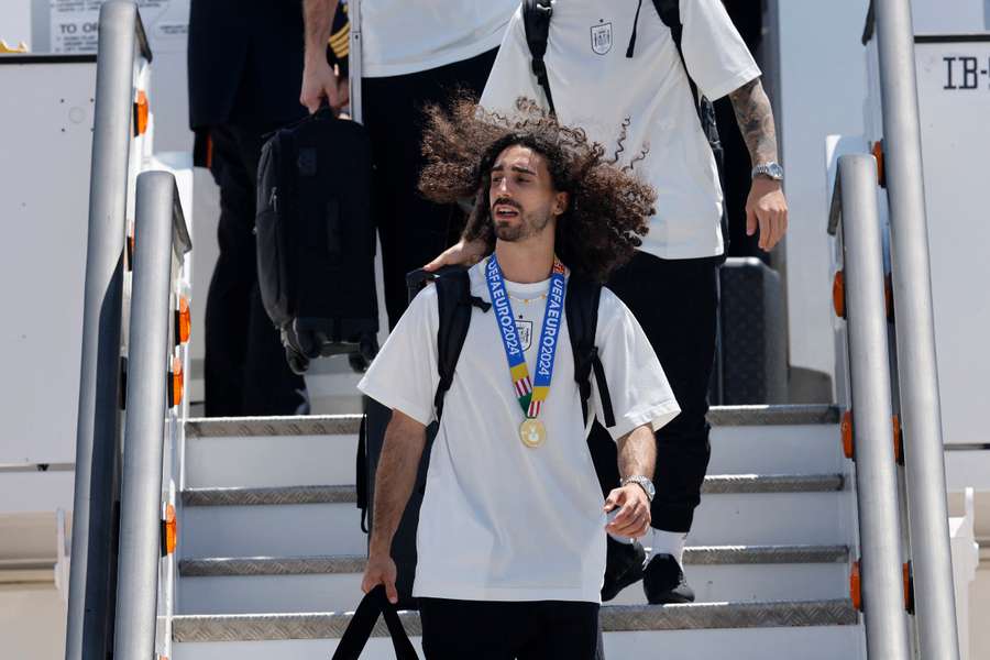 Marc Cucurella na chegada a Espanha depois de ganhar o Campeonato da Europa