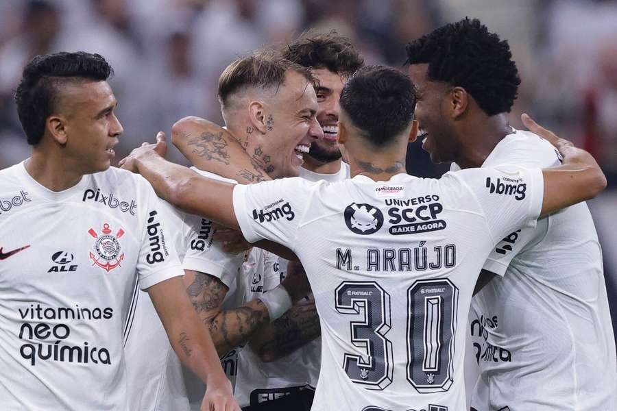 Jogadores do Corinthians comemoram um dos gols da vitória sobre o Cruzeiro