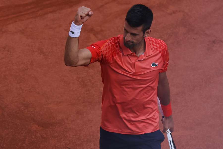 Novak Djokovic din Serbia sărbătorește victoria în fața lui Karen Khachanov din Rusia