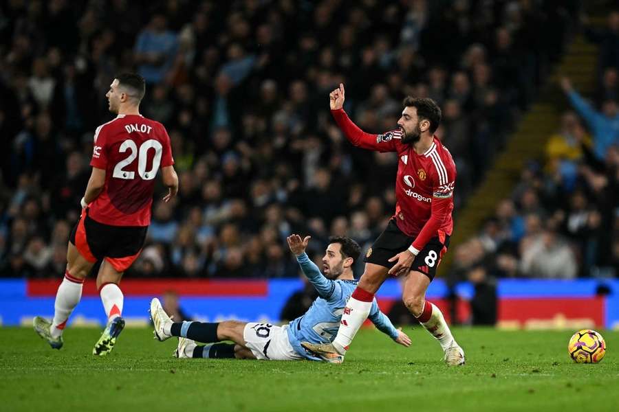 Bernardo Silva protesta por una acción.
