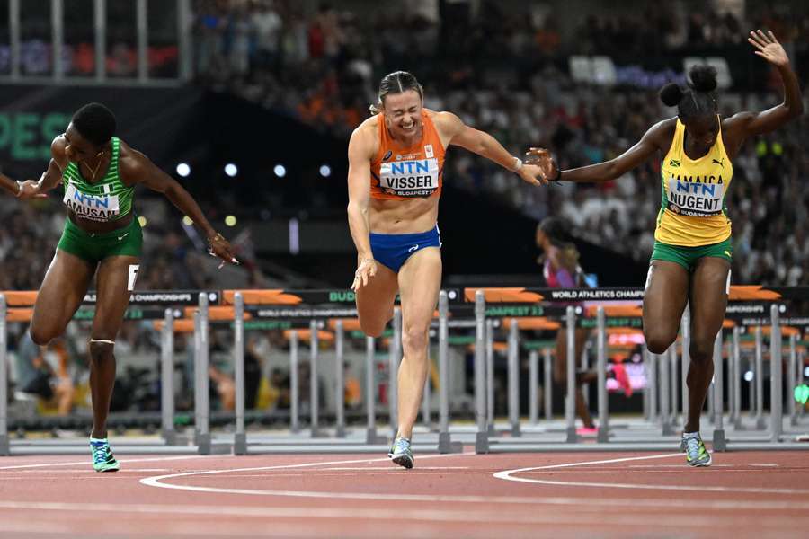 Tobi Amusan (L) komt voor Nadine Visser en Ackera Nugent (R) over de meet