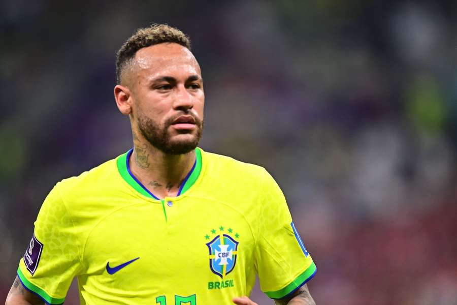 Feberramt Neymar sidder også over i den sidste gruppekamp mod Cameroun