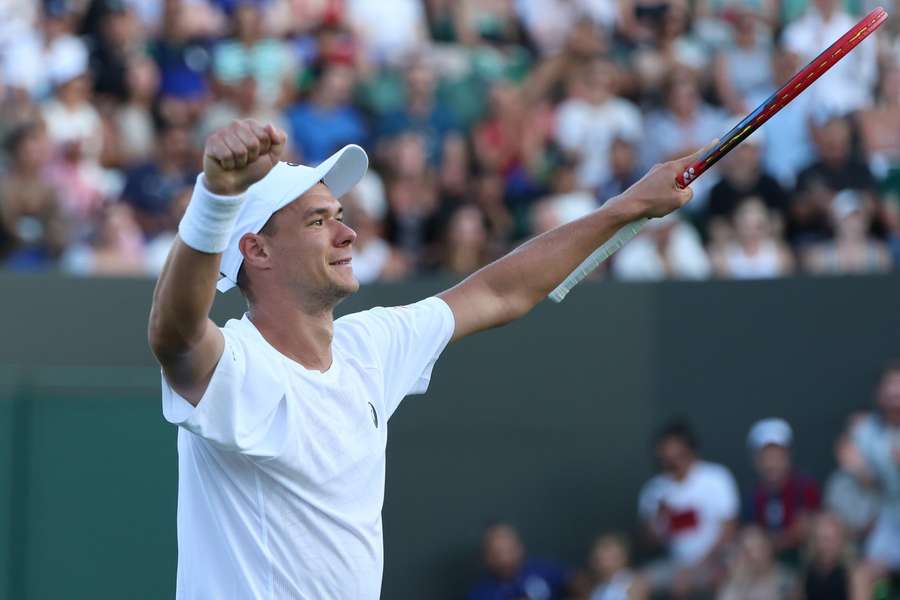 Kamil Majchrzak wygrał z amerykańskim tenisistą Ethanem Quinnem w drugiej rundzie wielkoszlemowego Wimbledonu.