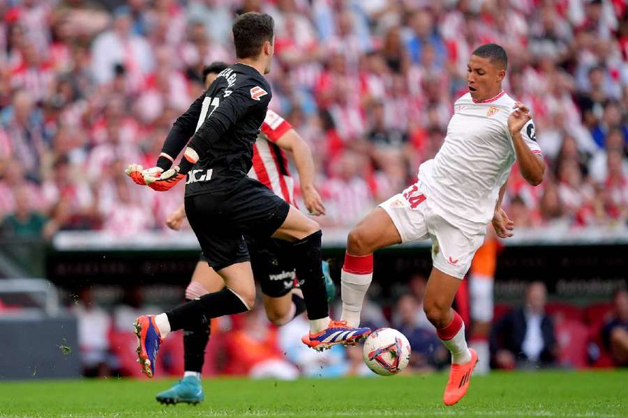 Mateo Mejía, ante Julen Agirrezabala en el Athletic-Sevilla