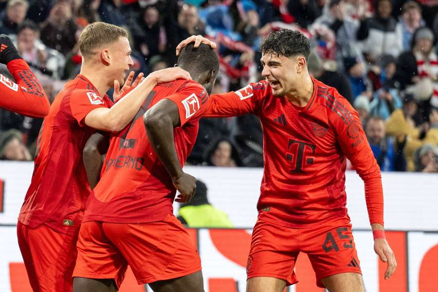 Kimmich (l.) und Upamecano (m.) stehen im Team der Woche Kimmich (l.) und Upamecano (m.) stehen im Team der Woche